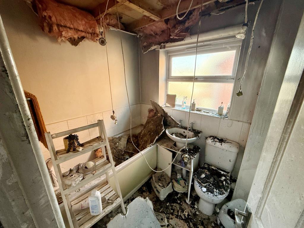 Lot: 117 - FIRE DAMAGED FOUR-BEDROOM DETACHED HOUSE - Bathroom with W.C.